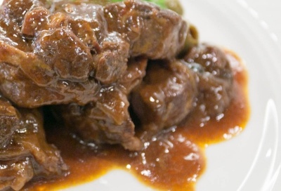 Morcillo en salsa de aceitunas