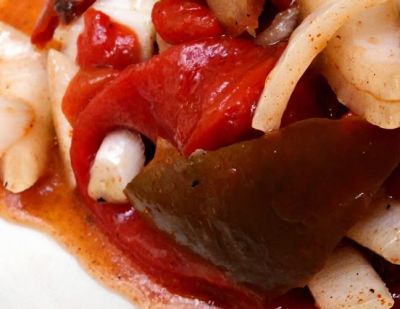 Ensalada fría de pimientos y tomates asados