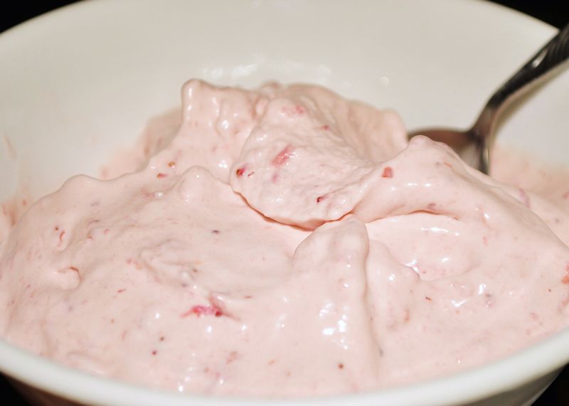 Helado de yogur con mermelada de frambuesa