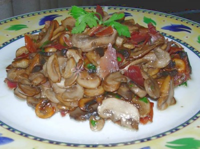 Champiñones salteados con jamón al brandy