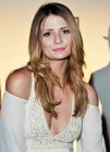 Mischa Barton luce escote en la presentación de Aston Martin, tras su polémica carrera semidesnuda