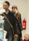 Leonor Watling y Jorge Drexler, de compras con su hija Lea