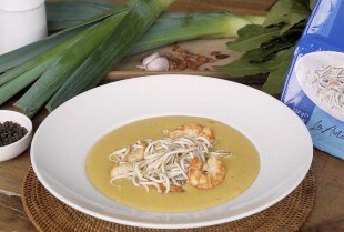 Videoreceta: crema de puerro y patata con gulas, gambas y gambones